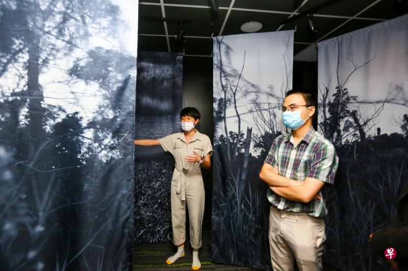 本地艺术家戴诗苇(左)向参观者介绍特展理念,即透过夜晚绿色植物的多层图像,配上环境光和芳香味,让人在迷宫般的布局中,进入有关森林与大自然的沉思之旅。(施策文摄) 本地艺术家戴诗苇(左)向参观者介绍特展理念,即透过夜晚绿色植物的多层图像,配上环境光和芳香味,让人在迷宫般的布局中,进入有关森林与大自然的沉思之旅。(施策文摄)