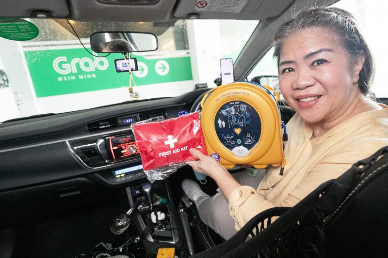 参与“流动自动体外除颤器”计划的Grab私召车司机高丽红说,参与了社区紧急应变课程训练,加上车上备有除颤器,一旦发生紧急状况,就能及时提供急救。(陈来福摄) 参与“流动自动体外除颤器”计划的Grab私召车司机高丽红说,参与了社区紧急应变课程训练,加上车上备有除颤器,一旦发生紧急状况,就能及时提供急救。(陈来福摄)