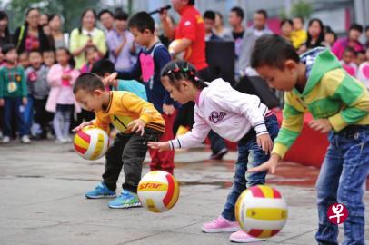 中国教育部在回应“防止男性青少年女性化的提案”时称,将改进体育教师教学方法和形式,更多注重学生“阳刚之气”培养。(互联网) 中国教育部在回应“防止男性青少年女性化的提案”时称,将改进体育教师教学方法和形式,更多注重学生“阳刚之气”培养。(互联网)