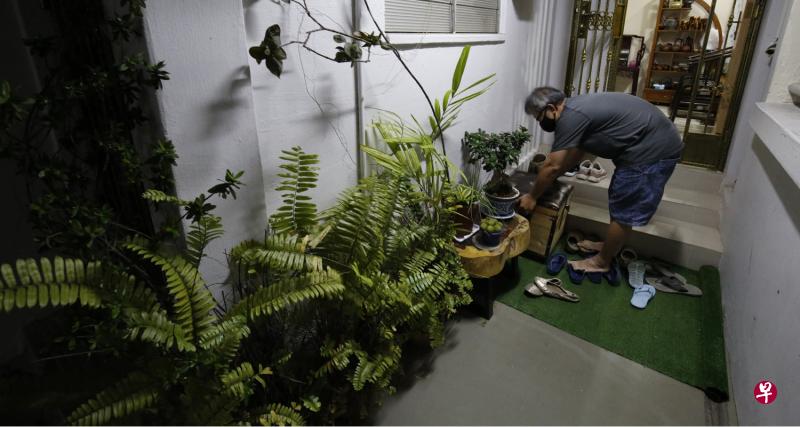 朱先生称去年底在门口种植植物,反遭隔壁阿叔投诉。(梁麒麟摄) 朱先生称去年底在门口种植植物,反遭隔壁阿叔投诉。(梁麒麟摄)