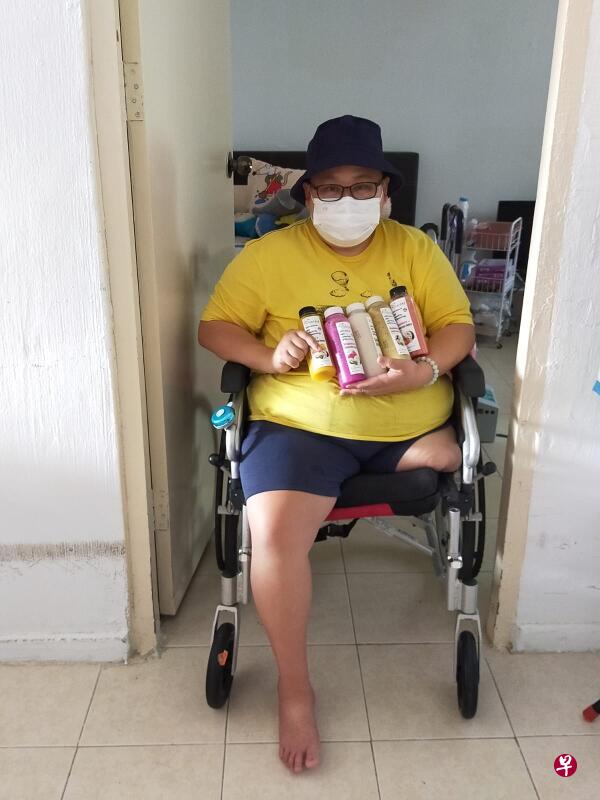 45岁的李小旻11年前发生车祸,由于延误医治导致左脚得截肢,去年又不幸患癌。(受访者提供) 45岁的李小旻11年前发生车祸,由于延误医治导致左脚得截肢,去年又不幸患癌。(受访者提供)