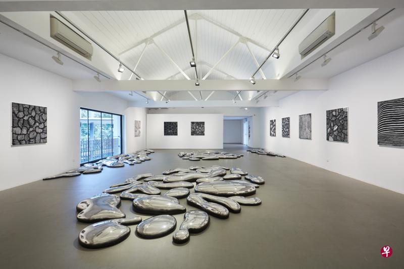 “草间弥生：近作”展出15幅“我的永恒灵魂”系列的单色画作和一件由几个不锈钢镜面组成的立体云状雕塑装置。（主办方提供）