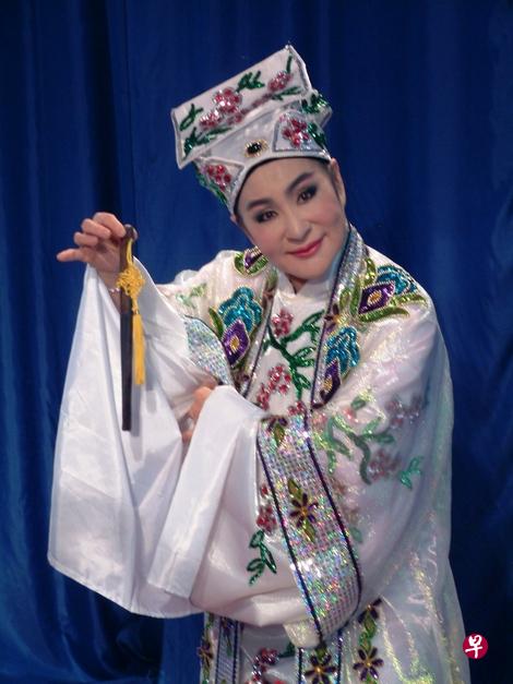 洪秀玉饰演唐伯虎,搞笑喜剧让人捧腹。(主办单位提供) 洪秀玉饰演唐伯虎,搞笑喜剧让人捧腹。(主办单位提供)