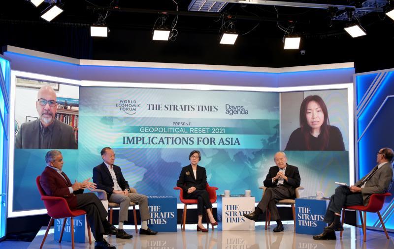 我国前外交官马凯硕(前排左起)、前外长杨荣文、巡回大使陈庆珠、历史学者王赓武教授,以及通过视讯方式远程参加研讨会的《海峡时报》美国首席特派员尼马哥什(左)和中国首席特派员陈丹薇(右)共同探讨“2021年重启地缘政治对亚洲的意义”。研讨会由《海峡时报》副总编辑维克拉姆·康那主持。(海峡时报) 我国前外交官马凯硕(前排左起)、前外长杨荣文、巡回大使陈庆珠、历史学者王赓武教授,以及通过视讯方式远程参加研讨会的《海峡时报》美国首席特派员尼马哥什(左)和中国首席特派员陈丹薇(右)共同探讨“2021年重启地缘政治对亚洲的意义”。研讨会由《海峡时报》副总编辑维克拉姆·康那主持。(海峡时报)