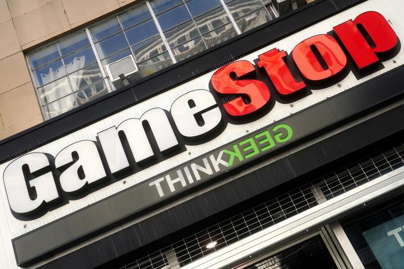 GameStop周五收盘股价飙升至每股325美元,涨近70%,该股前一个交易日收盘时则大跌44%。(路透社) GameStop周五收盘股价飙升至每股325美元,涨近70%,该股前一个交易日收盘时则大跌44%。(路透社)
