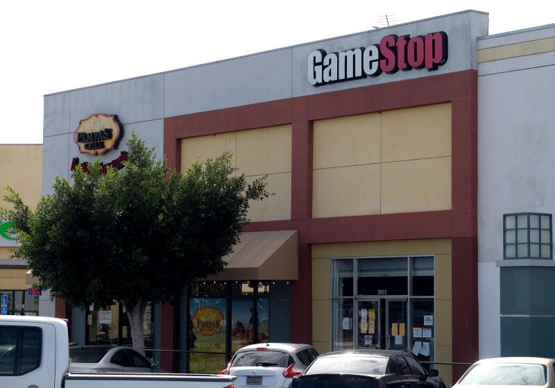 游戏零售商GameStop等股票的高度投机交易仍令市场不安,导致美国股市周五大跌。(法新社) 游戏零售商GameStop等股票的高度投机交易仍令市场不安,导致美国股市周五大跌。(法新社)