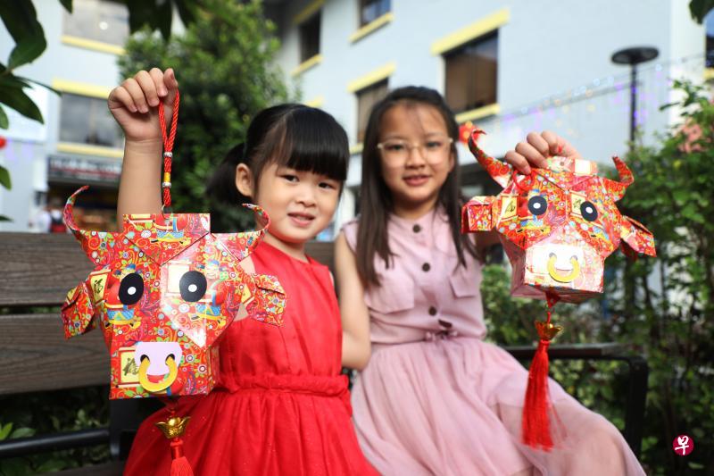 让小朋友亲手制作生肖灯笼,过程充满乐趣,父母可以从旁协助,帮助孩子完成制作。(严宣融摄) 让小朋友亲手制作生肖灯笼,过程充满乐趣,父母可以从旁协助,帮助孩子完成制作。(严宣融摄)