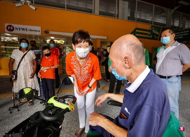裕华区议员、永续发展与环境部长傅海燕(中)昨早走访裕廊东巴士转换站,了解那里设置的各种包容性措施,并将“心益餐”计划的餐券分发给居住在西南区的有需要者。(严宣融摄) 裕华区议员、永续发展与环境部长傅海燕(中)昨早走访裕廊东巴士转换站,了解那里设置的各种包容性措施,并将“心益餐”计划的餐券分发给居住在西南区的有需要者。(严宣融摄)