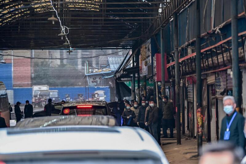 世卫专家组31日下午乘坐车辆抵达武汉华南海鲜市场。(法新社) 世卫专家组31日下午乘坐车辆抵达武汉华南海鲜市场。(法新社)