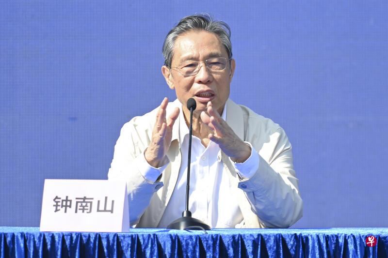 中国工程院院士、呼吸系统疾病专家钟南山昨天在一场活动上说,要不是官方强力干预,黑龙江和河北在2月底将分别有13万人和12万人感染冠病。(中新社) 中国工程院院士、呼吸系统疾病专家钟南山昨天在一场活动上说,要不是官方强力干预,黑龙江和河北在2月底将分别有13万人和12万人感染冠病。(中新社)