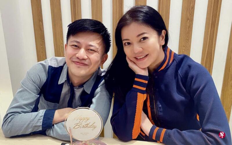 庄米雪借为Pornsak补庆生日,为他开直播宣布他离开新传媒。 庄米雪借为Pornsak补庆生日,为他开直播宣布他离开新传媒。