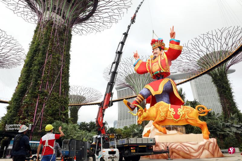 迈入第35个年头的春到河畔今年以“牛转乾坤,春暖花开”为主题,活动将从2月10日至16日,在全新场地滨海湾花园举行。工作人员这几天正赶工组装灯饰,包括这尊18米高、摆出胜利手势的财神爷。(邝启聪摄) 迈入第35个年头的春到河畔今年以“牛转乾坤,春暖花开”为主题,活动将从2月10日至16日,在全新场地滨海湾花园举行。工作人员这几天正赶工组装灯饰,包括这尊18米高、摆出胜利手势的财神爷。(邝启聪摄)