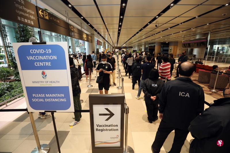 政府计划设立约40家疫苗接种中心,每家中心平均每天可为约2000人接种。图为樟宜机场第四搭客大厦的接种中心。(档案照片) 政府计划设立约40家疫苗接种中心,每家中心平均每天可为约2000人接种。图为樟宜机场第四搭客大厦的接种中心。(档案照片)