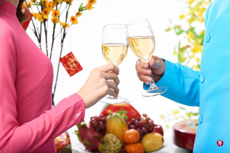 假日心脏综合征通常是在聚会或庆典期间暴饮暴食引发，因此即使是健康人士，也可能因为一次性的纵饮而出现心律不整、胸闷或胸痛和呼吸急促等风险。（iStock图片）