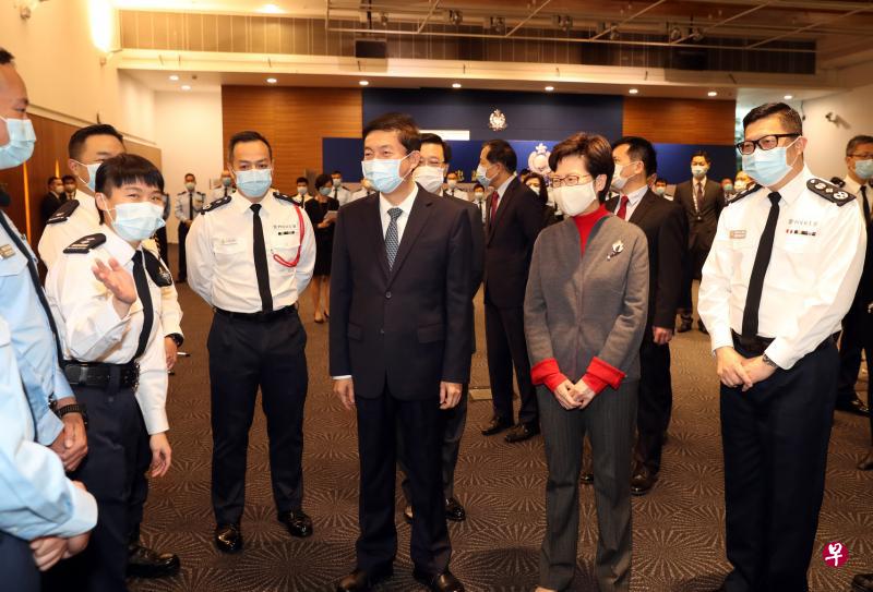林郑月娥(前右二)和骆惠宁(前右三)等前天一同到香港警察总部和西九龙总区尖沙咀警署看望慰问警员。(新华社) 林郑月娥(前右二)和骆惠宁(前右三)等前天一同到香港警察总部和西九龙总区尖沙咀警署看望慰问警员。(新华社)