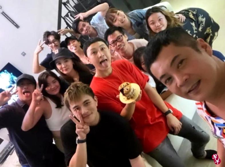 新传媒艺人曹国辉（前排右）等13人罔顾安全条例，去年在住家聚会庆生，出席的包括艺人包勋评（第二排左起）和徐鸣杰等。（互联网）