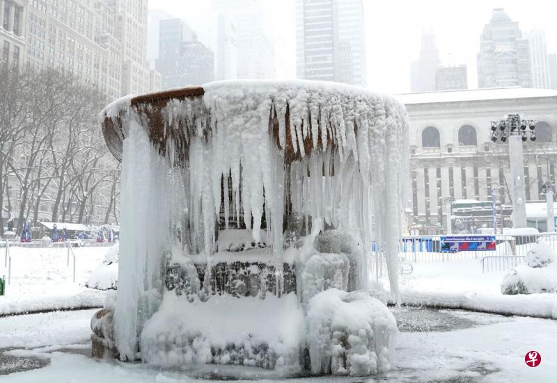 强大暴风雪袭击美国东北部,纽约市布莱恩特公园里的约瑟芬·肖·洛厄尔纪念喷泉变成了“冰雕”。(法新社) 强大暴风雪袭击美国东北部,纽约市布莱恩特公园里的约瑟芬·肖·洛厄尔纪念喷泉变成了“冰雕”。(法新社)