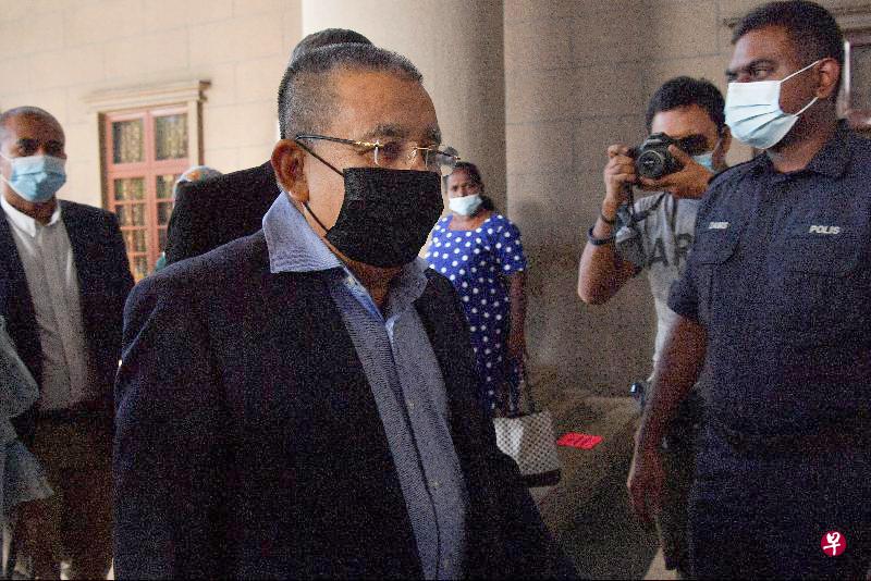 吉隆坡高庭周三宣判,联邦土地发展局前主席莫哈末依沙在购置酒店案中的九项收贿逾300万令吉(约100万新元)罪名全部成立,必须坐牢六年和罚款1545万令吉。(星洲日报) 吉隆坡高庭周三宣判,联邦土地发展局前主席莫哈末依沙在购置酒店案中的九项收贿逾300万令吉(约100万新元)罪名全部成立,必须坐牢六年和罚款1545万令吉。(星洲日报)