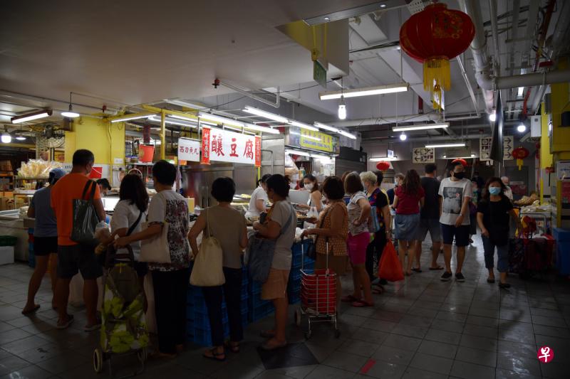 牛车水大厦巴刹昨天一度有超过百名公众排队等候入内购买年货,受欢迎的摊位出现人潮。(海峡时报) 牛车水大厦巴刹昨天一度有超过百名公众排队等候入内购买年货,受欢迎的摊位出现人潮。(海峡时报)
