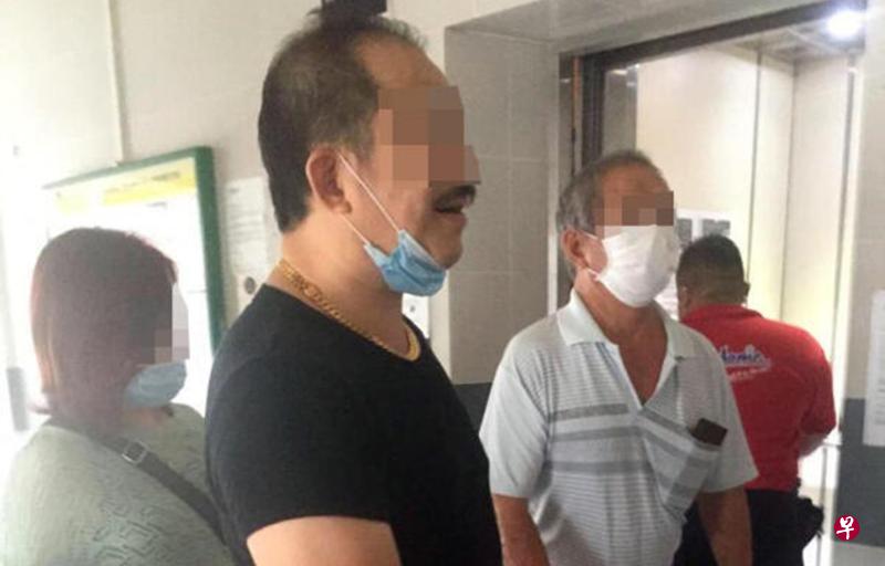 壮汉掀桌后快速走人,职员报警并追上前拍下他的照片。(受访者提供) 壮汉掀桌后快速走人,职员报警并追上前拍下他的照片。(受访者提供)