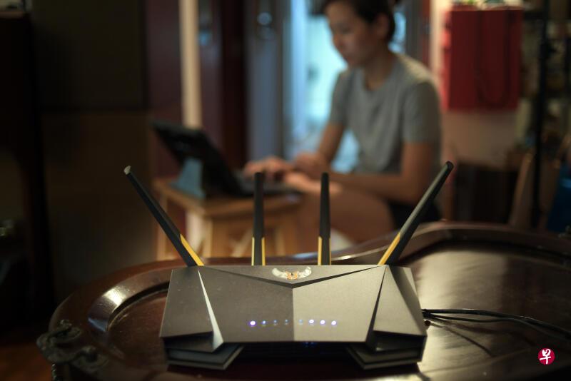 男居民称患上“电磁波过敏症”,遭女邻居单位内的电磁波“骚扰”,身心饱受折磨,将对方告上法庭。 男居民称患上“电磁波过敏症”,遭女邻居单位内的电磁波“骚扰”,身心饱受折磨,将对方告上法庭。