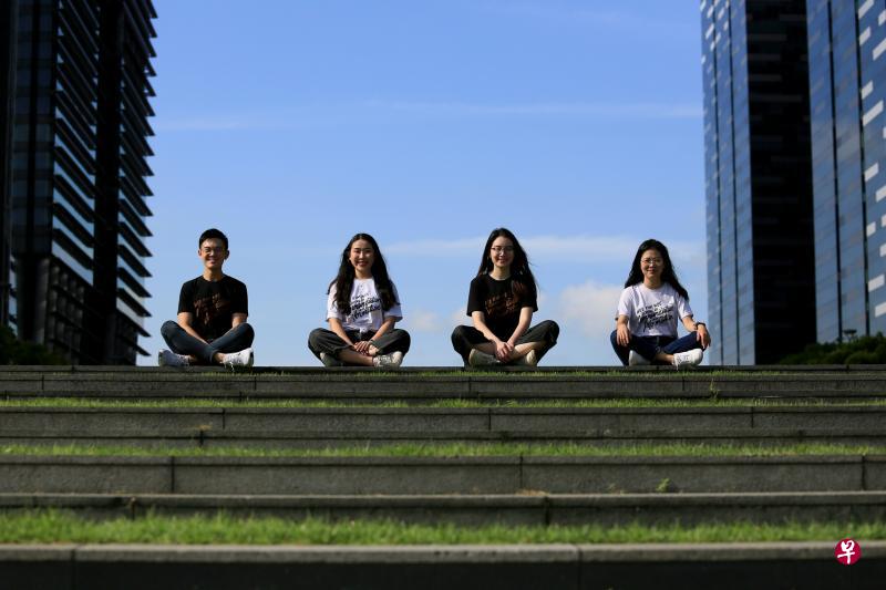 南大学生(左起)丁于修、陈晶惠、张茹萱与符玮芝有感于亲身经历,发起正念冥想减压运动Mind the Grind。 南大学生(左起)丁于修、陈晶惠、张茹萱与符玮芝有感于亲身经历,发起正念冥想减压运动Mind the Grind。