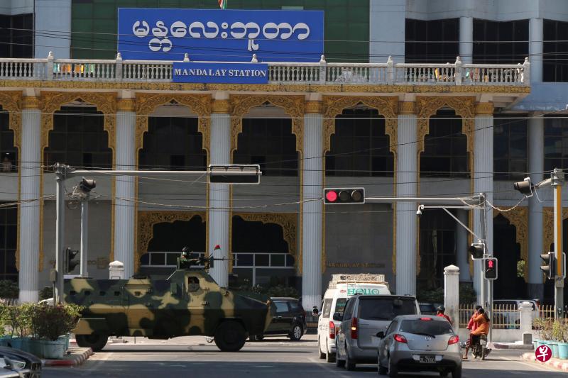 缅甸发生军方政变隔天,第二大城市曼德勒的民众生活看似如常,但街头还是可见装甲车的踪迹。(路透社) 缅甸发生军方政变隔天,第二大城市曼德勒的民众生活看似如常,但街头还是可见装甲车的踪迹。(路透社)