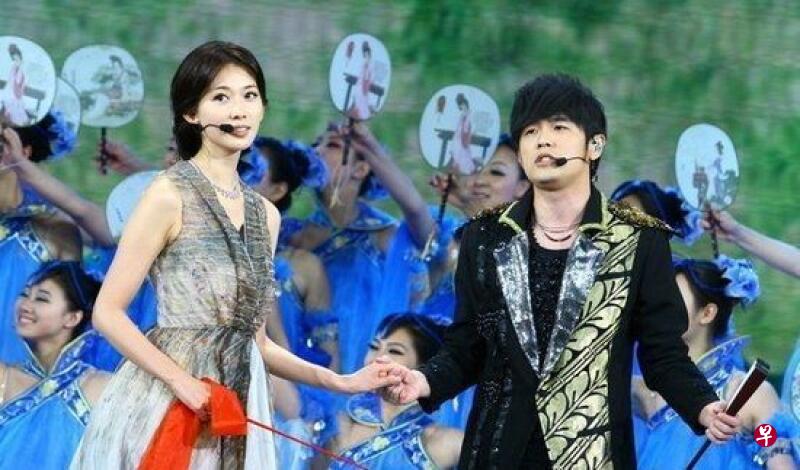 周杰伦和林志玲在2011年央视春晚。 周杰伦和林志玲在2011年央视春晚。