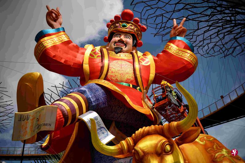 财神高举胜利手势迎牛年。(海峡时报) 财神高举胜利手势迎牛年。(海峡时报)