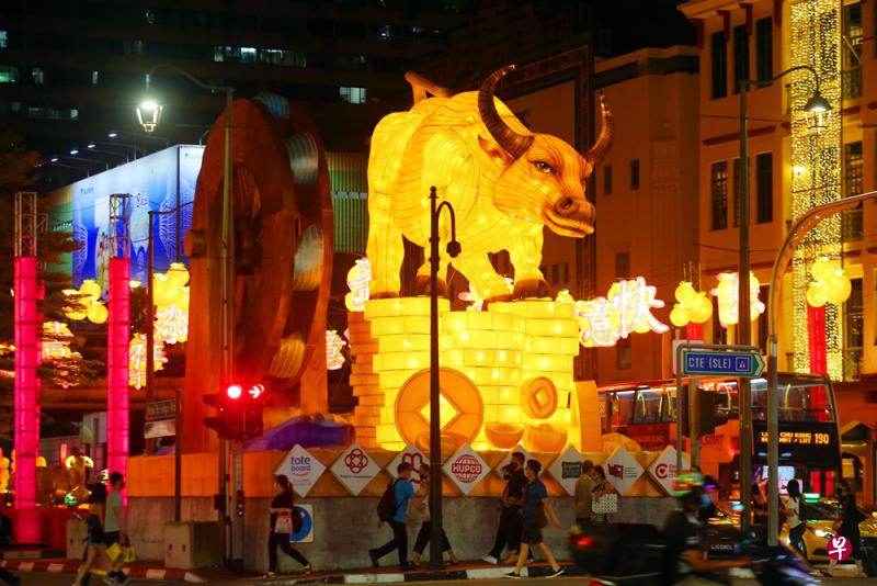 本地牛车水牛年的新年灯饰。(档案照) 本地牛车水牛年的新年灯饰。(档案照)