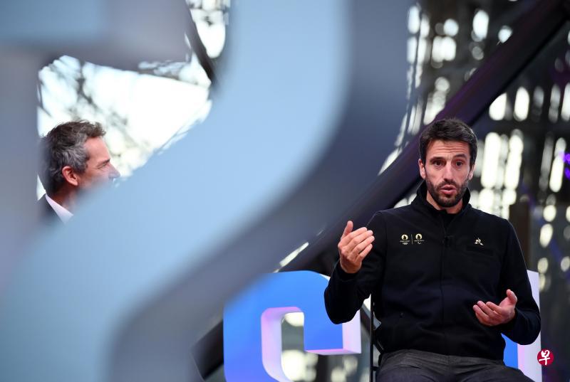 巴黎奥组委主席埃斯坦盖在埃菲尔铁塔下侃侃而谈。(法新社) 巴黎奥组委主席埃斯坦盖在埃菲尔铁塔下侃侃而谈。(法新社)