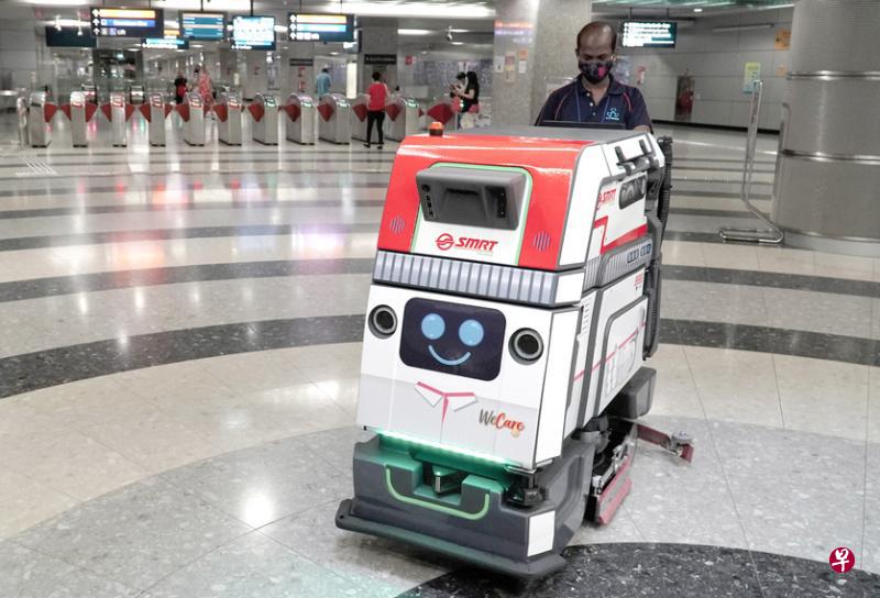 SMRT本月起将13个清洁机器人调派到环线地铁站,加强地铁站的清洁力度。(SMRT提供) SMRT本月起将13个清洁机器人调派到环线地铁站,加强地铁站的清洁力度。(SMRT提供)