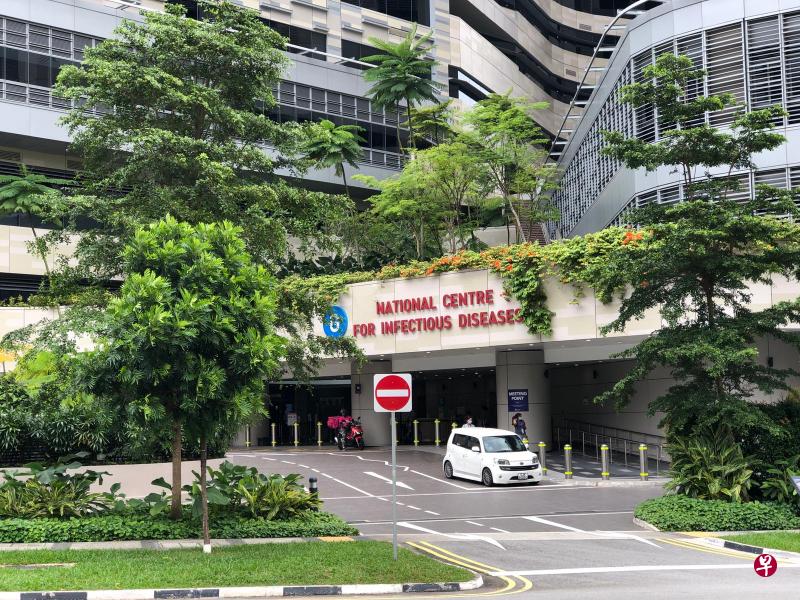 男子确诊后,立即被救护车送往国家传染病中心。(马华卿摄) 男子确诊后,立即被救护车送往国家传染病中心。(马华卿摄)