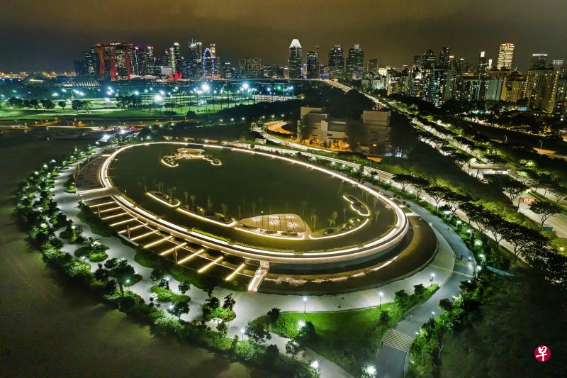 我国第四座海水淡化厂吉宝滨海东海水淡化厂昨天正式开幕。水厂建在地面下,屋顶是一片大草坪,可供公众进行休闲活动。(吉宝企业提供) 我国第四座海水淡化厂吉宝滨海东海水淡化厂昨天正式开幕。水厂建在地面下,屋顶是一片大草坪,可供公众进行休闲活动。(吉宝企业提供)