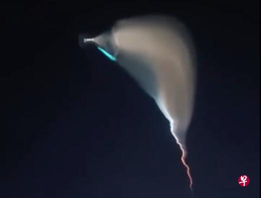 中国昨天(4日)在境内进行了一次陆基中段反导拦截技术试验,图为新疆多地夜空出现罕见“火箭云”。(互联网) 中国昨天(4日)在境内进行了一次陆基中段反导拦截技术试验,图为新疆多地夜空出现罕见“火箭云”。(互联网)