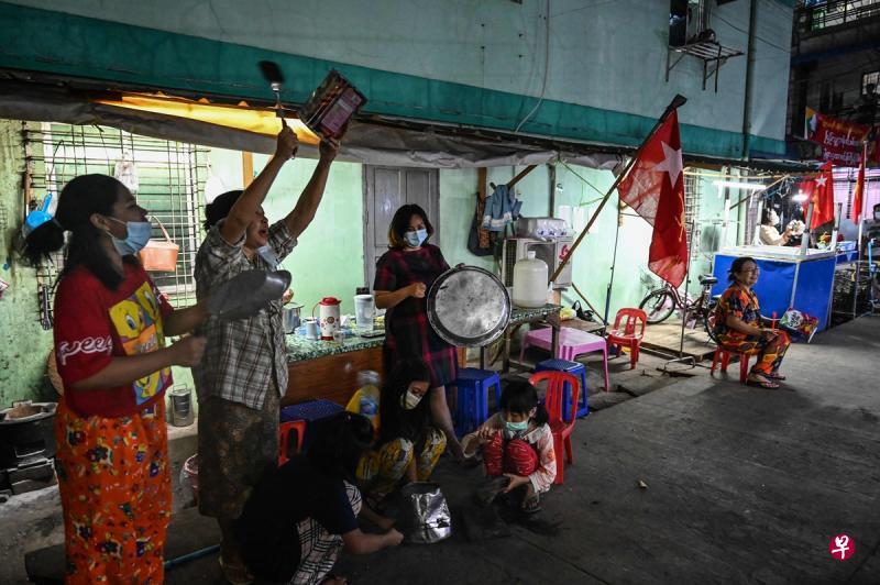 在缅甸最大城市仰光,一些民众和小贩每晚都在街上以敲打锅盆、唱歌及鸣车笛的方式来抗议军方发动政变。(法新社) 在缅甸最大城市仰光,一些民众和小贩每晚都在街上以敲打锅盆、唱歌及鸣车笛的方式来抗议军方发动政变。(法新社)