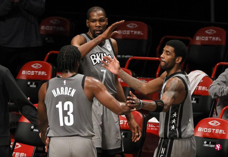 NBA全明星赛将于3月8日举办。首轮投票结果,网队三巨头杜兰特(中)、哈登(左)和欧文均榜上有名。(法新社) NBA全明星赛将于3月8日举办。首轮投票结果,网队三巨头杜兰特(中)、哈登(左)和欧文均榜上有名。(法新社)