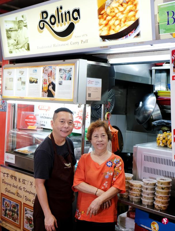 覃懋琳(左)接手父亲的生意,母亲也会到摊位帮忙。 覃懋琳(左)接手父亲的生意,母亲也会到摊位帮忙。