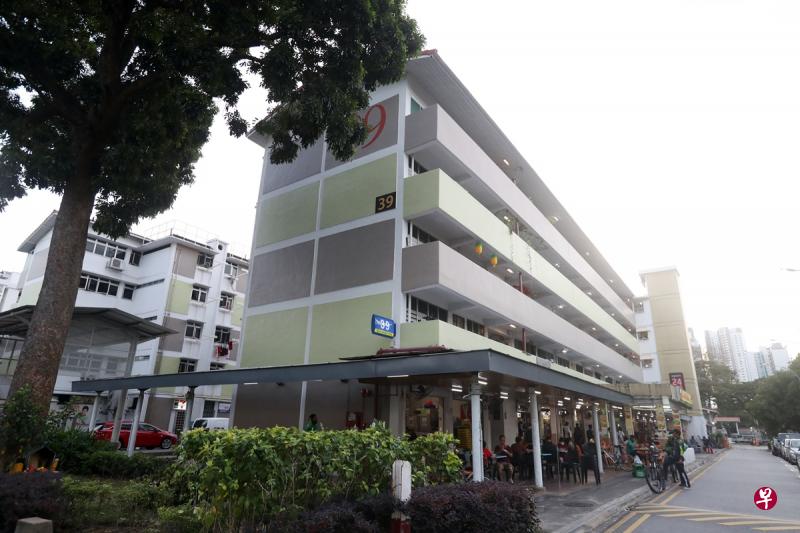 德曼花园路一带的住宅单位内有11名女子涉嫌赌博,被警方拘捕。(饶进礼摄) 德曼花园路一带的住宅单位内有11名女子涉嫌赌博,被警方拘捕。(饶进礼摄)
