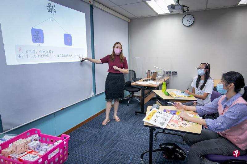 中学生庄柠(右一)每个周末到读写障碍协会的学习中心上华文辅助课。资深华文教育治疗师吕芊玲(左)帮助学生复习字词,通过字形结构和颜色等方式协助学生巩固所学。(陈来福摄) 中学生庄柠(右一)每个周末到读写障碍协会的学习中心上华文辅助课。资深华文教育治疗师吕芊玲(左)帮助学生复习字词,通过字形结构和颜色等方式协助学生巩固所学。(陈来福摄)