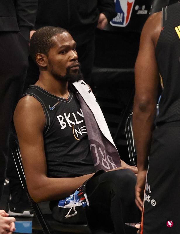 网队球星杜兰特坐在替补席上,一脸无奈。(法新社) 网队球星杜兰特坐在替补席上,一脸无奈。(法新社)