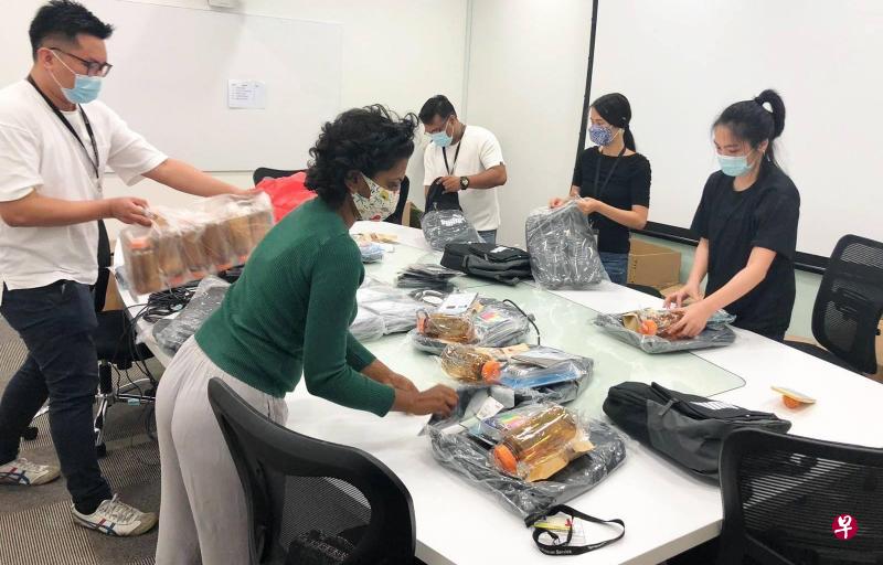 黄丝带基金去年11月首次推出“重返校园计划”,为新加坡儿童会和救世军旗下的100户囚犯家庭提供援助,分发爱心礼包给200名孩子,让他们开心上学。(黄丝带新加坡提供) 黄丝带基金去年11月首次推出“重返校园计划”,为新加坡儿童会和救世军旗下的100户囚犯家庭提供援助,分发爱心礼包给200名孩子,让他们开心上学。(黄丝带新加坡提供)