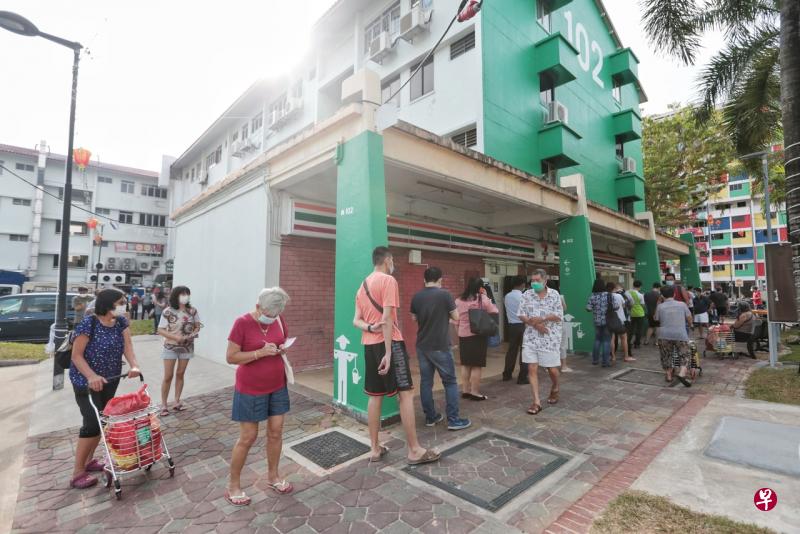 多多旺地之一的义顺5道第102座组屋排起长龙。(徐颖荃摄) 多多旺地之一的义顺5道第102座组屋排起长龙。(徐颖荃摄)