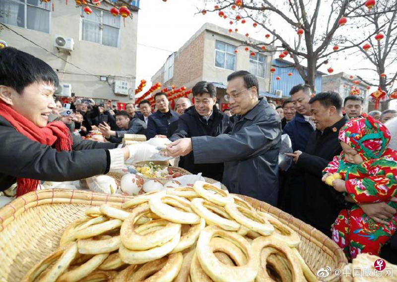 李克强2月7日到山西运城市盐湖区东郭镇年货市场,向当地民众表达新春祝福。(中国政府网) 李克强2月7日到山西运城市盐湖区东郭镇年货市场,向当地民众表达新春祝福。(中国政府网)