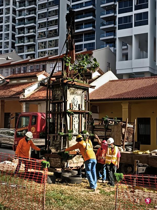 一对刻有“南侨中学”字样、各重达四公吨的石门柱,昨早从南侨中学金炎路旧校址迁移至如今位于盛港的校舍。(南侨中学提供) 一对刻有“南侨中学”字样、各重达四公吨的石门柱,昨早从南侨中学金炎路旧校址迁移至如今位于盛港的校舍。(南侨中学提供)