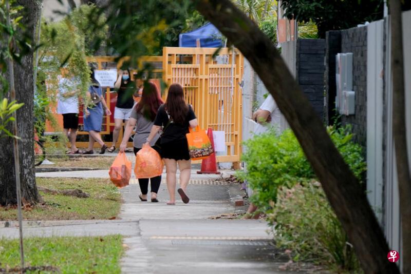 不少公众6日一早到工业区,赶在年前的最后一个周末置办年货。 不少公众6日一早到工业区,赶在年前的最后一个周末置办年货。