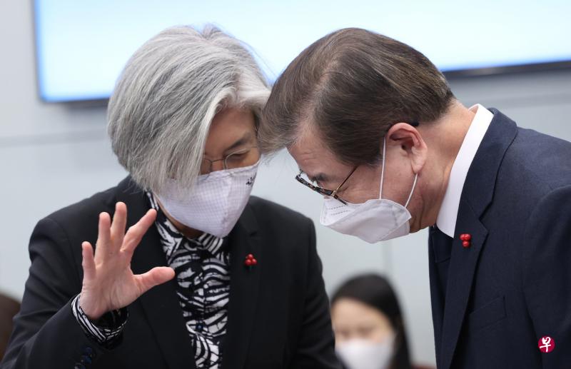 郑义溶(右)周二正式出任韩国外交部长,右为刚卸任外长康京和。(韩联社) 郑义溶(右)周二正式出任韩国外交部长,右为刚卸任外长康京和。(韩联社)