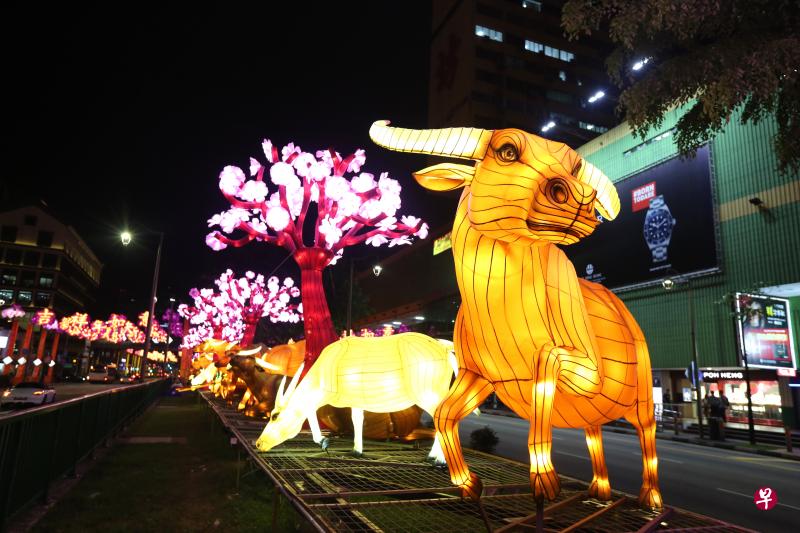 牛车水以牛为主题的灯饰配上农历新年贺语,迎接2021金牛年到来。(档案照) 牛车水以牛为主题的灯饰配上农历新年贺语,迎接2021金牛年到来。(档案照)