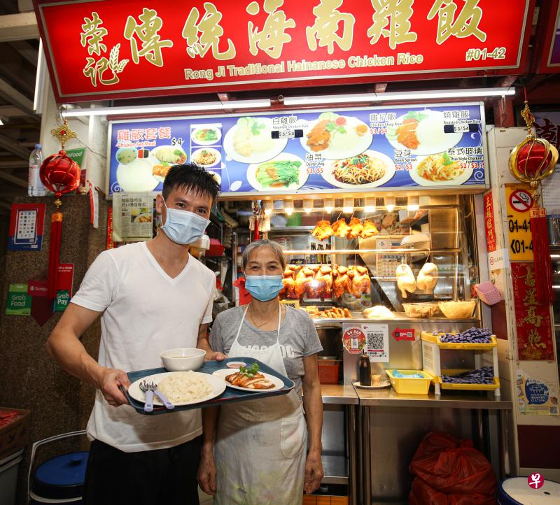 陈荣贵的母亲见儿子辛苦,常在他的档口帮忙,母子齐心,将生意打理得有声有色。(李健玮摄) 陈荣贵的母亲见儿子辛苦,常在他的档口帮忙,母子齐心,将生意打理得有声有色。(李健玮摄)