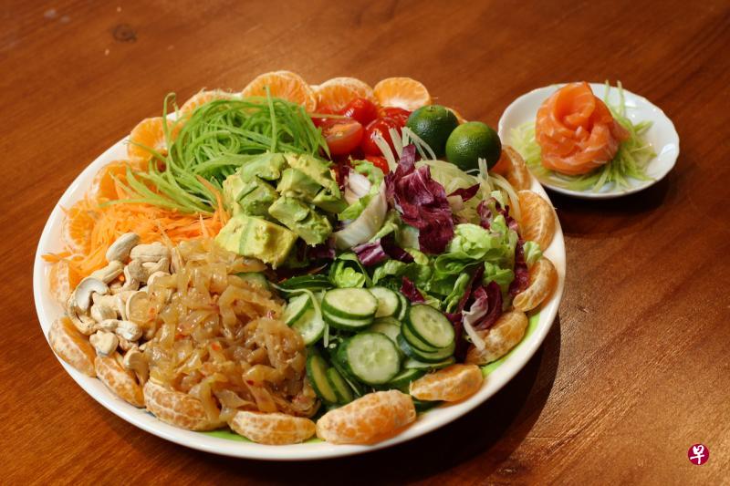 配合金牛年,鱼生材料选择含有丰富营养素的牛油果,以及富含维生素C的金黄色柑橘。(李健玮摄) 配合金牛年,鱼生材料选择含有丰富营养素的牛油果,以及富含维生素C的金黄色柑橘。(李健玮摄)